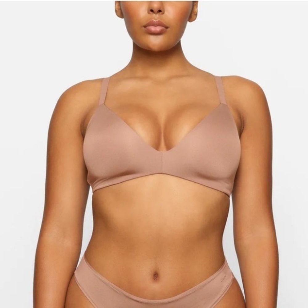 SKIMS WIRELESS FORM T-SHIRT DEMI BRA
